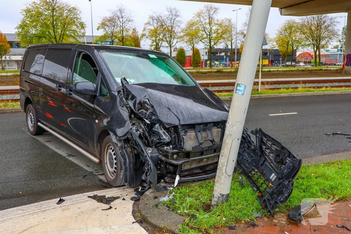 Bestelbus botst tegen lantaarnpaal