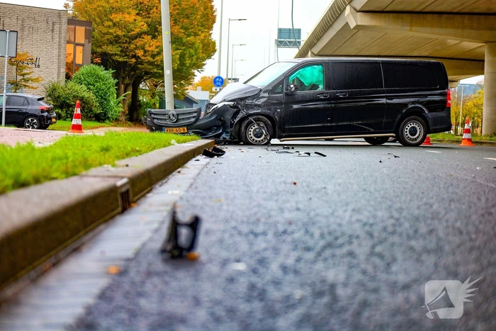 Bestelbus botst tegen lantaarnpaal