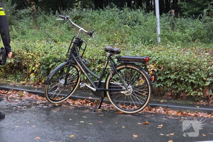 Fietser en pakketbezorger in botsing op rotonde