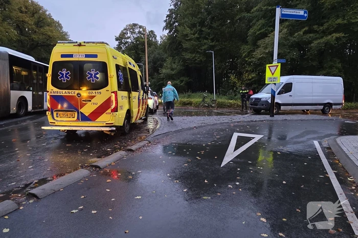 Fietser en pakketbezorger in botsing op rotonde