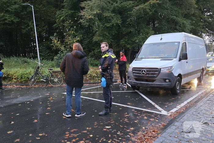 Fietser en pakketbezorger in botsing op rotonde