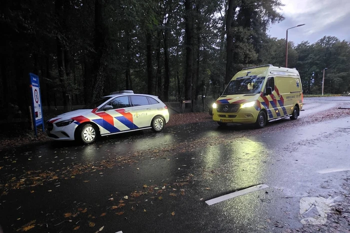 Fietser en pakketbezorger in botsing op rotonde