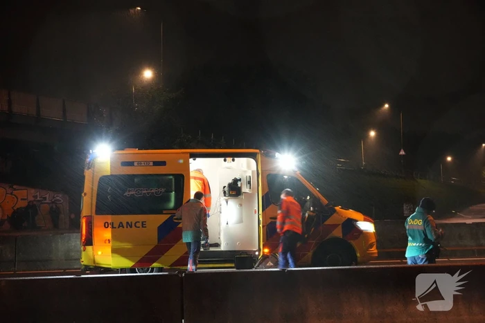 Auto botst op middengeleider