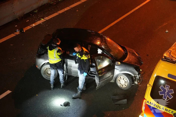 Auto botst op middengeleider