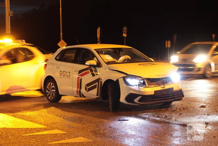 Auto botst achterop bestelbus