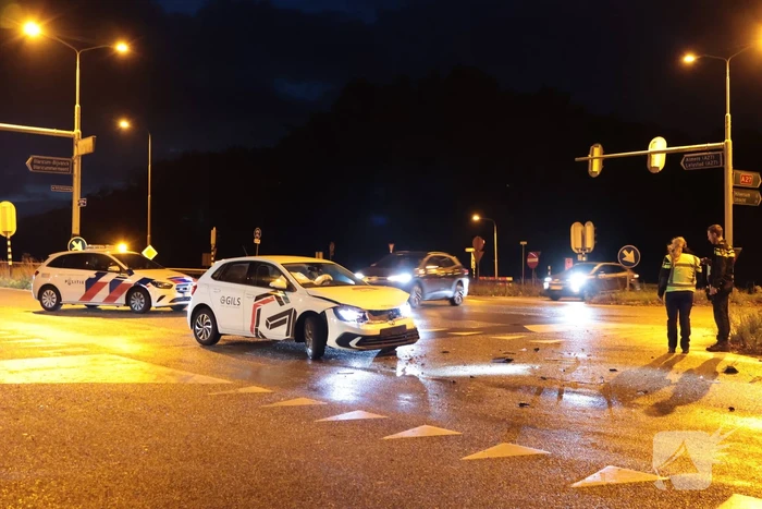 Auto botst achterop bestelbus