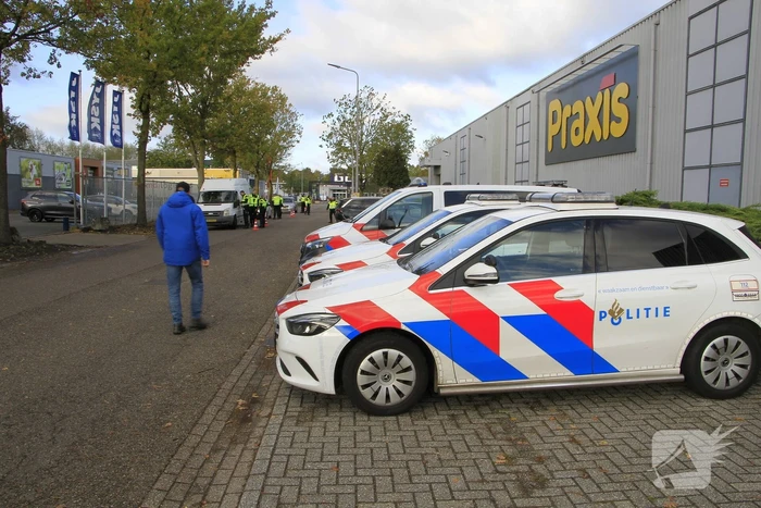 Uitgebreide controle op parkeerplaats winkel