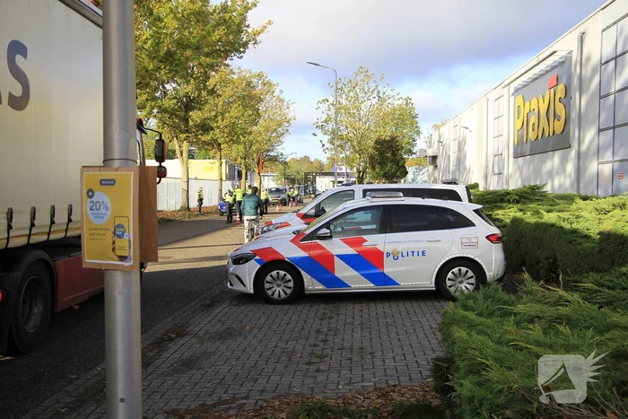 Uitgebreide controle op parkeerplaats winkel