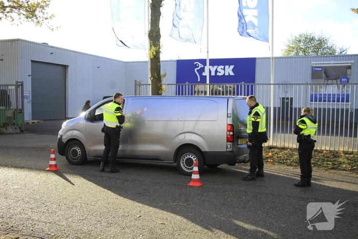 Uitgebreide controle op parkeerplaats winkel