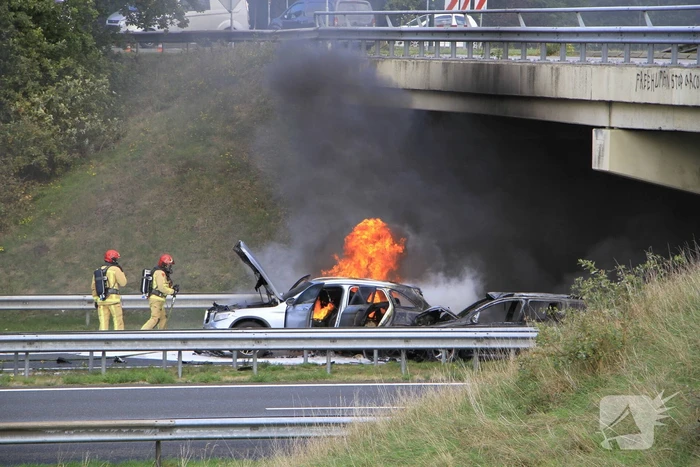 Brand op snelweg door botsing