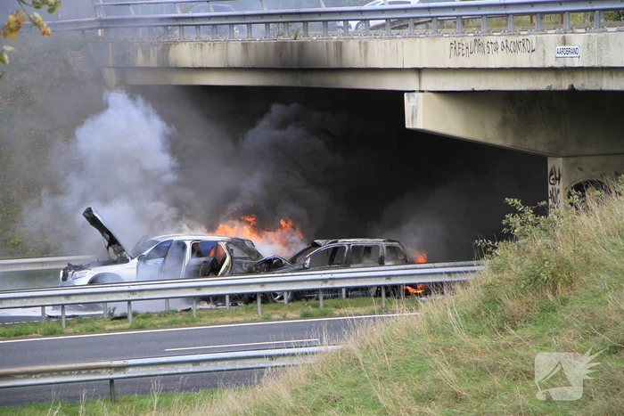 Brand op snelweg door botsing