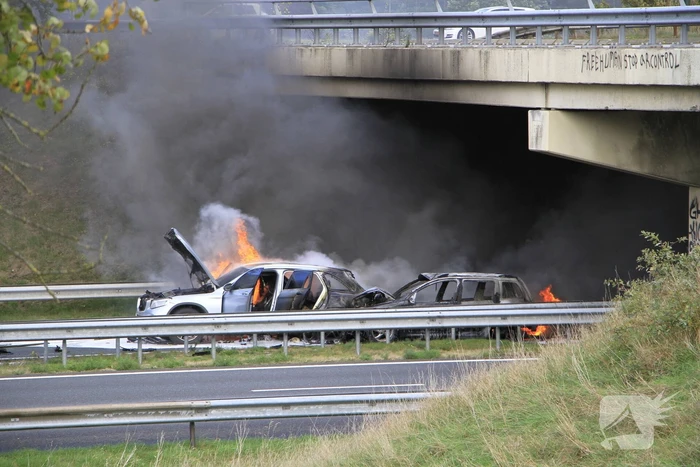 Brand op snelweg door botsing