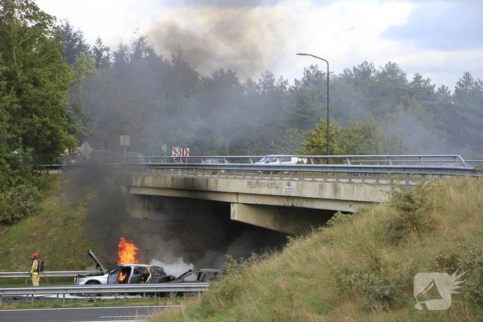Brand op snelweg door botsing