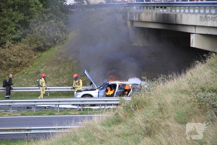 Brand op snelweg door botsing