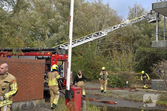 Kantoorpand brandt, rook uit bovenverdieping