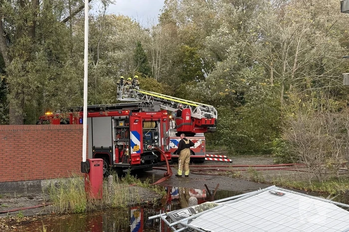 Kantoorpand brandt, rook uit bovenverdieping