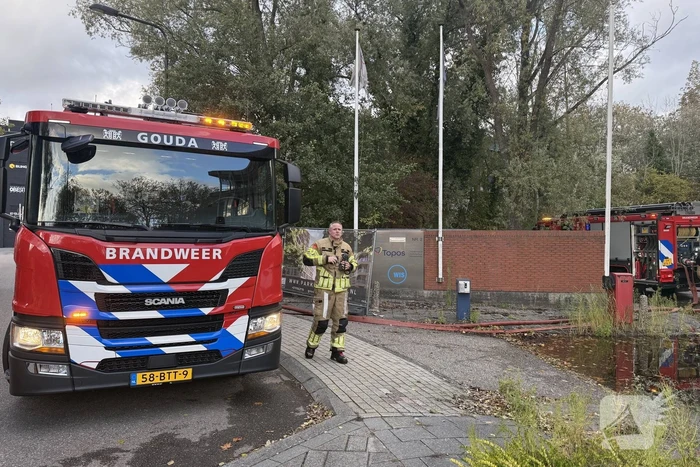 Kantoorpand brandt, rook uit bovenverdieping