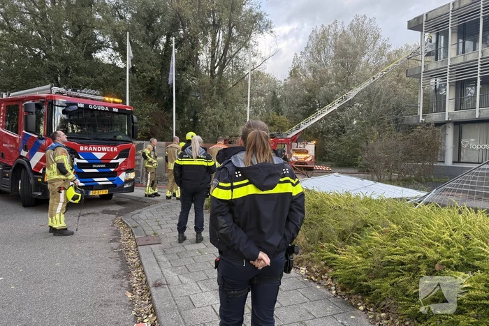 Kantoorpand brandt, rook uit bovenverdieping