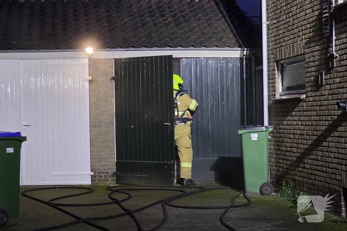 Brand in bijgebouw snel onder controle