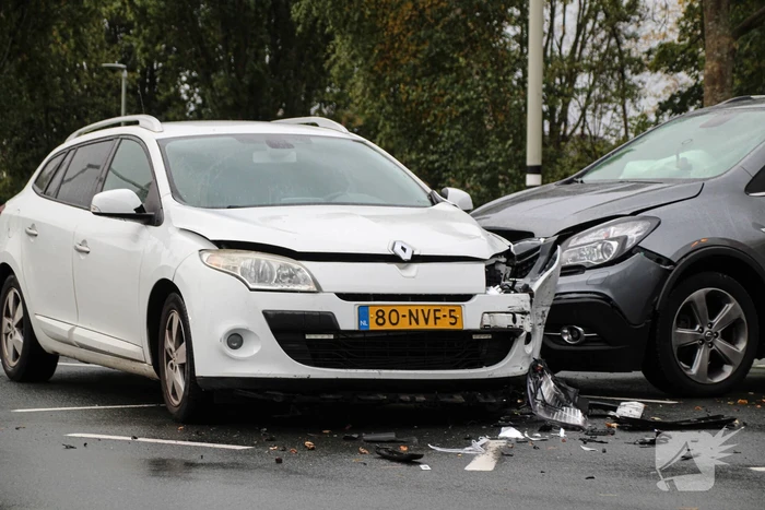 frontale botsing tussen twee voertuigen