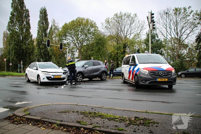 frontale botsing tussen twee voertuigen