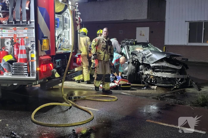 Persoon uit auto bevrijdt na crash tegen boom