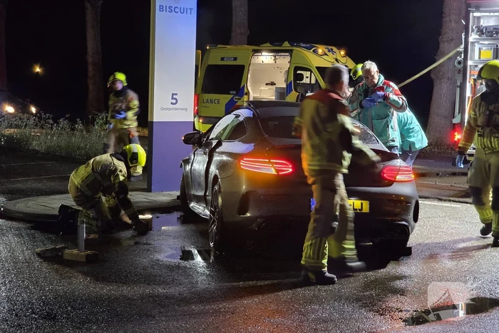 Persoon uit auto bevrijdt na crash tegen boom