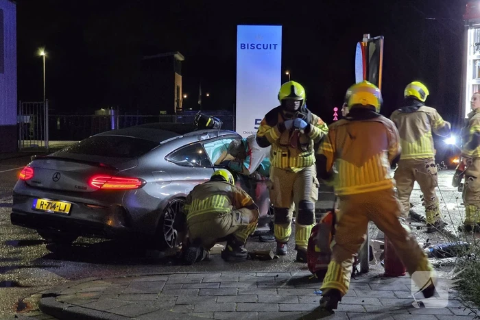 Persoon uit auto bevrijdt na crash tegen boom