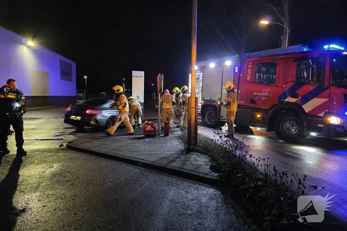 Persoon uit auto bevrijdt na crash tegen boom