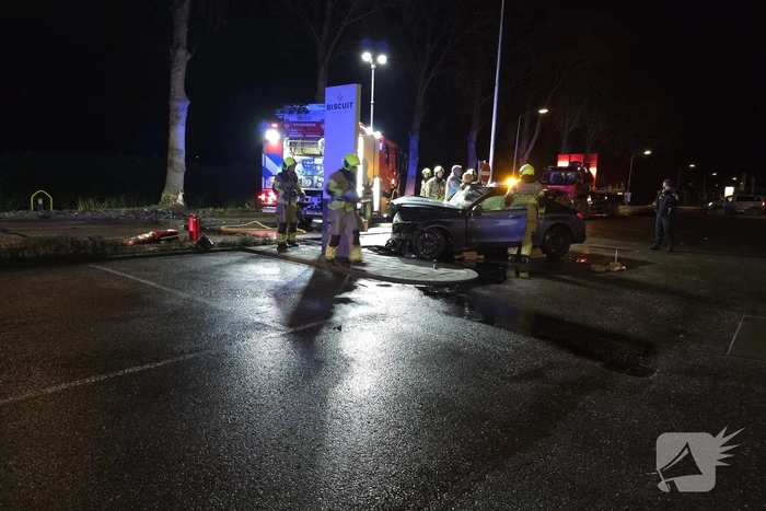 Persoon uit auto bevrijdt na crash tegen boom