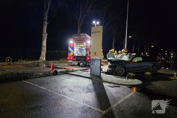 Persoon uit auto bevrijdt na crash tegen boom