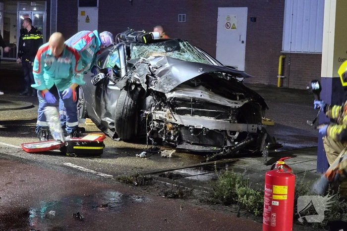 Persoon uit auto bevrijdt na crash tegen boom