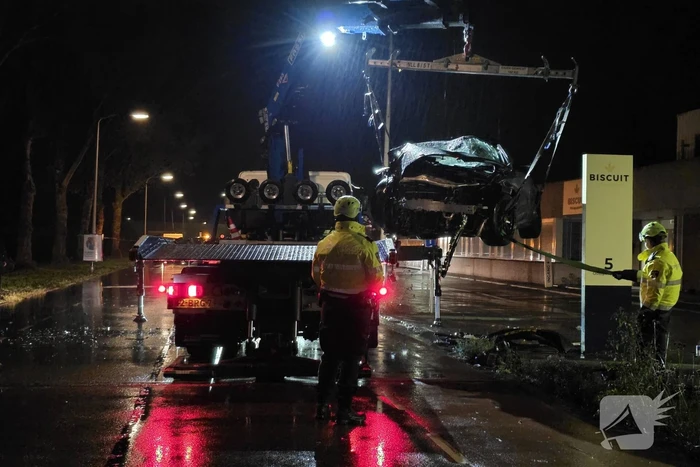 Persoon uit auto bevrijdt na crash tegen boom