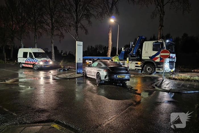 Persoon uit auto bevrijdt na crash tegen boom