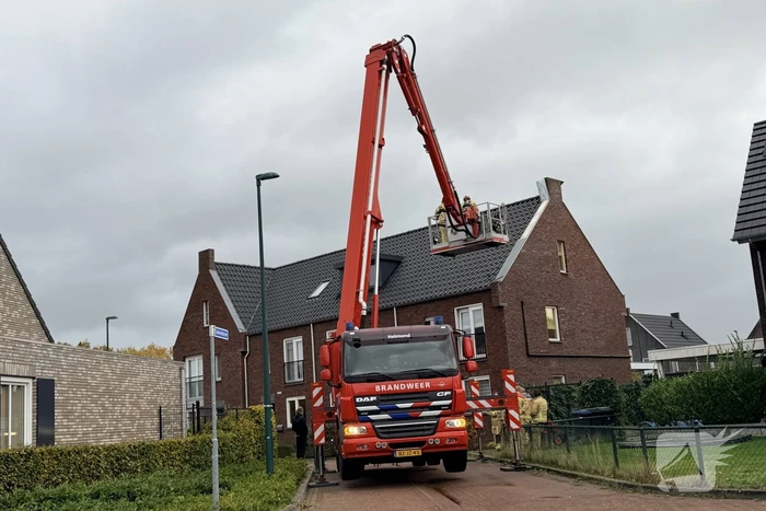 Losgekomen dakplaat zorgt voor ingrijpen brandweer