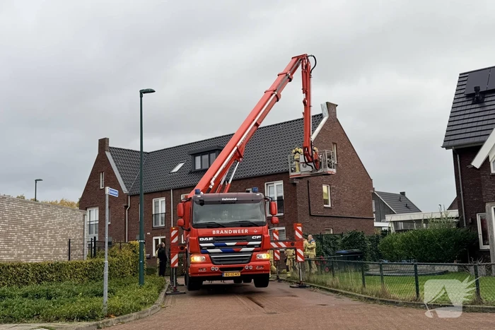 Losgekomen dakplaat zorgt voor ingrijpen brandweer