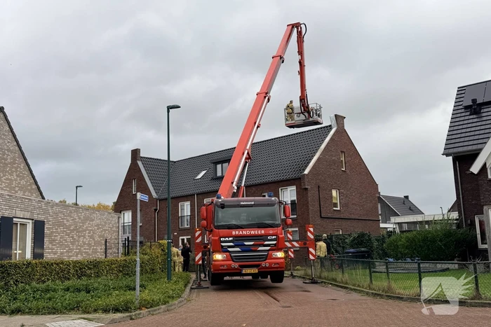 Losgekomen dakplaat zorgt voor ingrijpen brandweer
