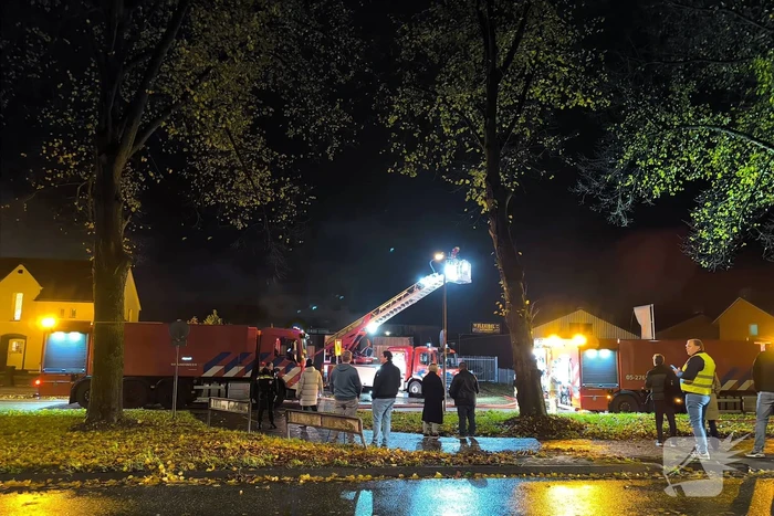 Brandweer groots ingezet bij brand in autobedrijf