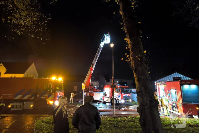 Brandweer groots ingezet bij brand in autobedrijf