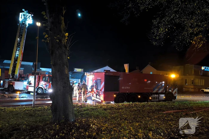 Brandweer groots ingezet bij brand in autobedrijf