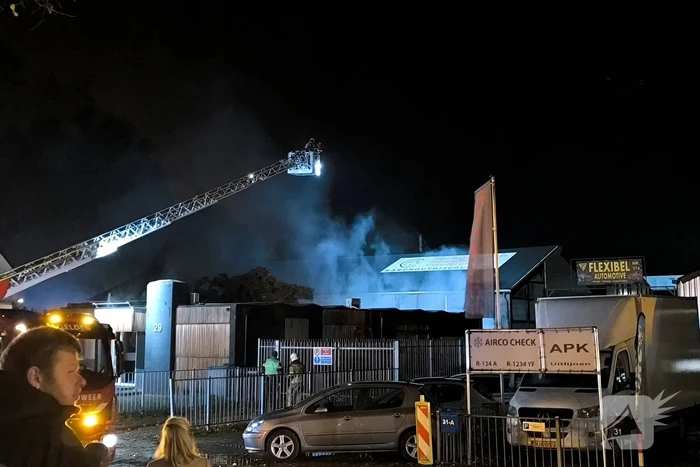 Brandweer groots ingezet bij brand in autobedrijf