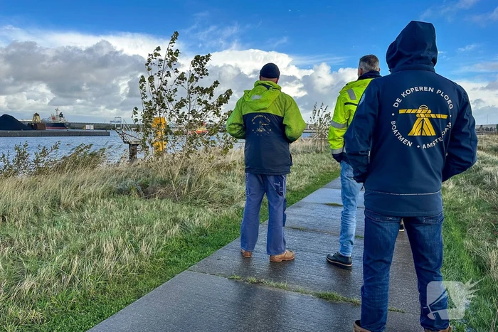 Hulpdiensten zoeken vermiste opvarenden