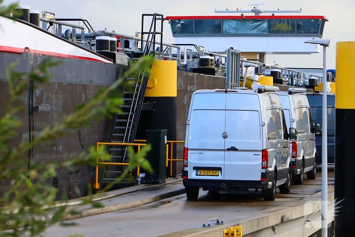 Hulpdiensten zoeken vermiste opvarenden