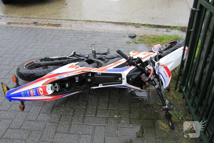 Crossmotor geschept door auto tijdens ongeval