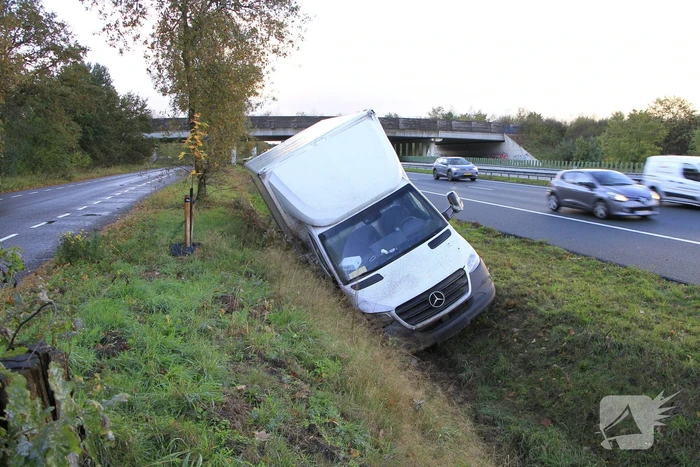 Bakwagen eindigt in greppel naast snelweg