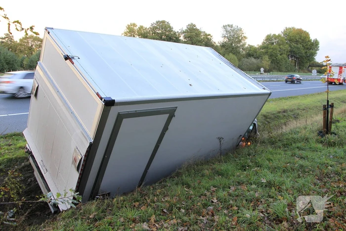 Bakwagen eindigt in greppel naast snelweg