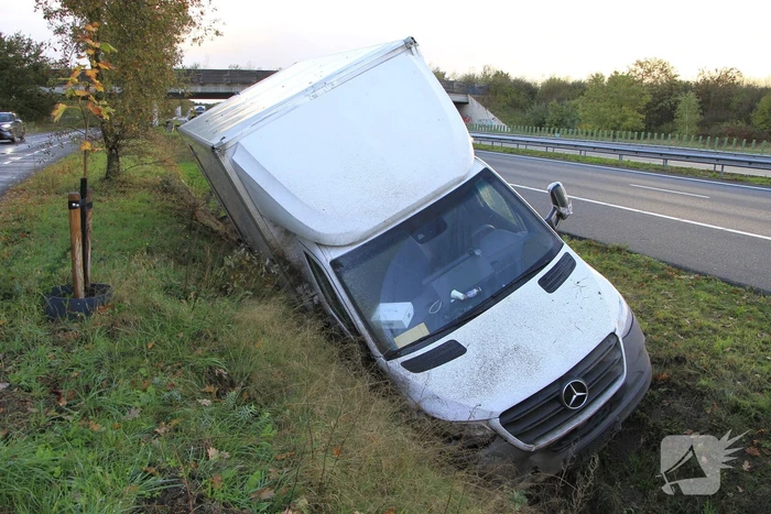 Bakwagen eindigt in greppel naast snelweg