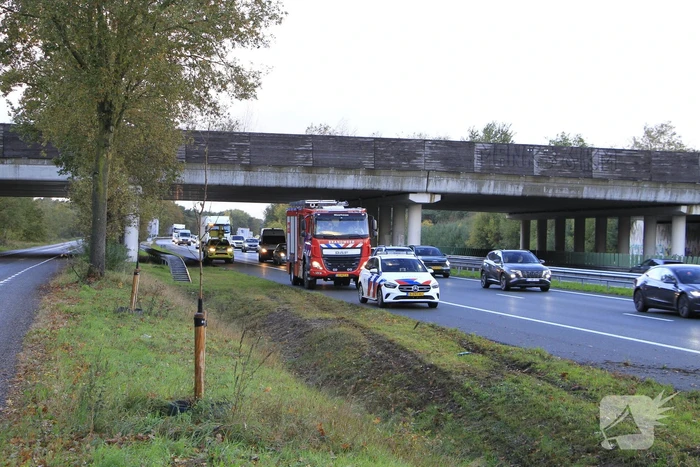 Bakwagen eindigt in greppel naast snelweg