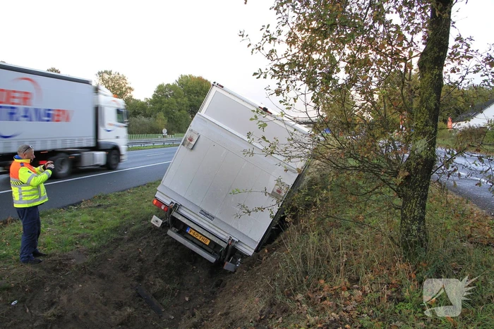 Bakwagen eindigt in greppel naast snelweg