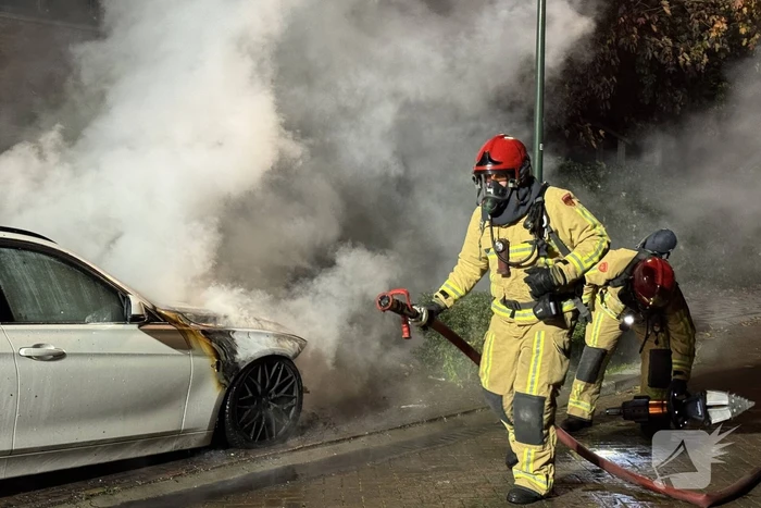 Autobrand zorgt voor schade en onderzoek